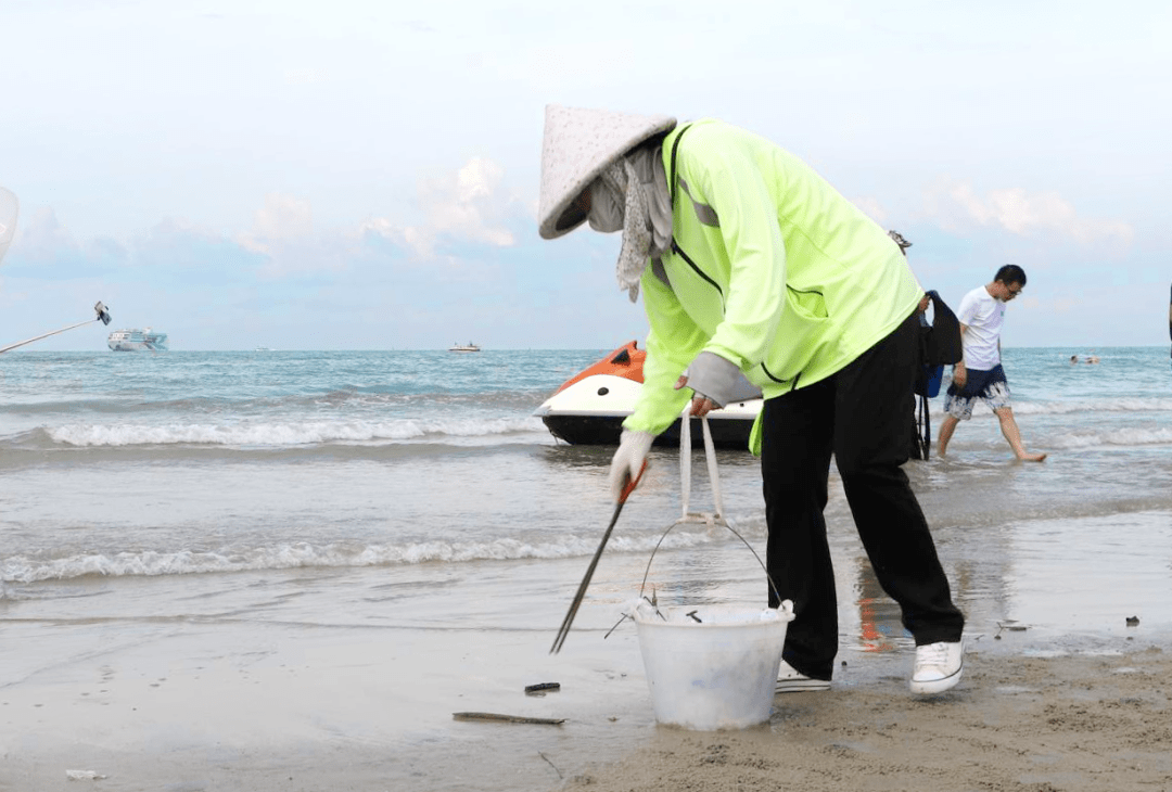点,34度的烈日下,银滩景区环卫工人张阿姨正挥汗如雨的清扫着海滩垃圾
