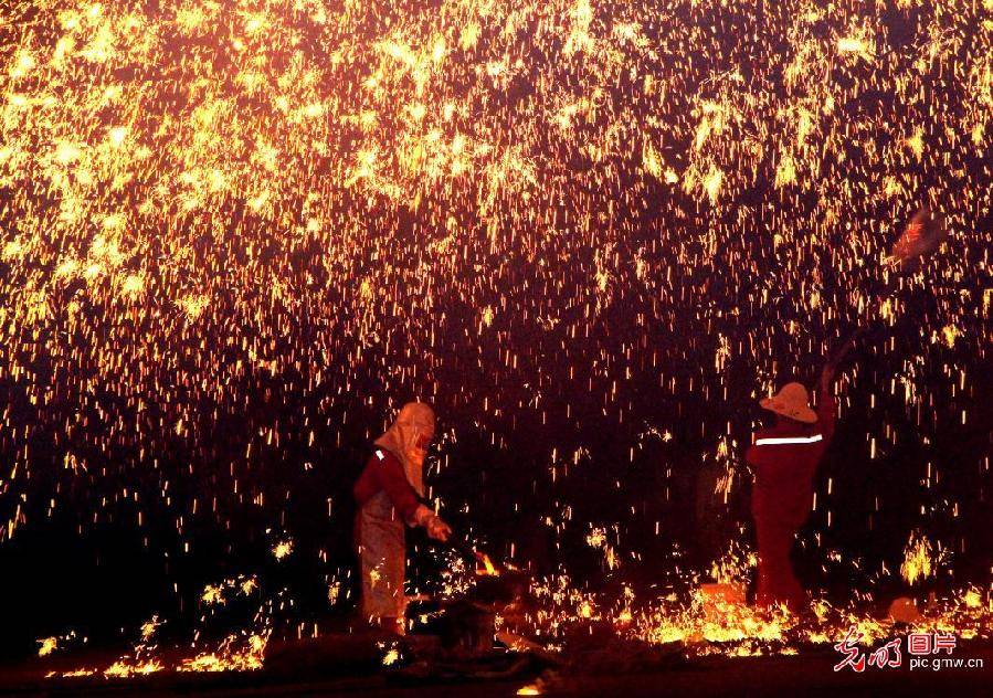 of|China's unique molten iron throwing tradition presented in N China’s Mongolia