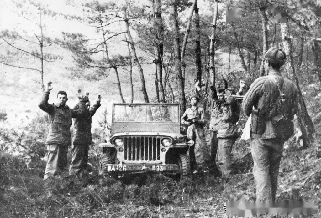 朝鲜战争罕见巷战老照片美军身上还背着行军被被俘者茫然无措