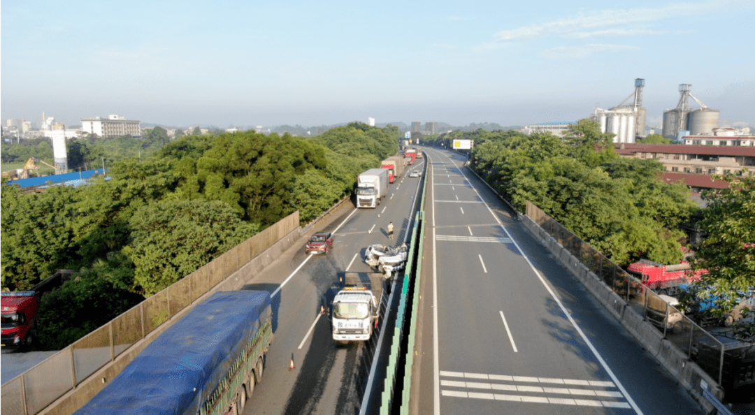 7月7日凌晨,在g72泉南高速桂林服务区路段发生一起小车追尾货车故事