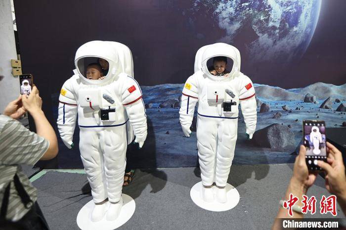 小朋友|南京小朋友走进科技馆“玩转”科学乐享假期