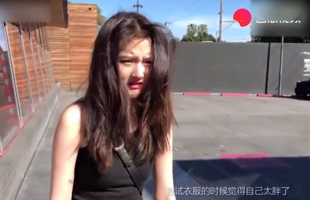 方向|看宋祖儿骑马穿露肚裙是真绝，这会儿知道凸肚子穿露肚装多尴尬了