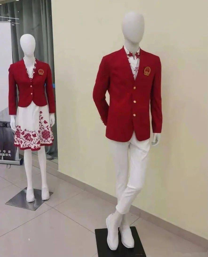 网友|东京奥运会中国队“入场服”终于不是番茄炒蛋了！网友：像酒店迎宾服