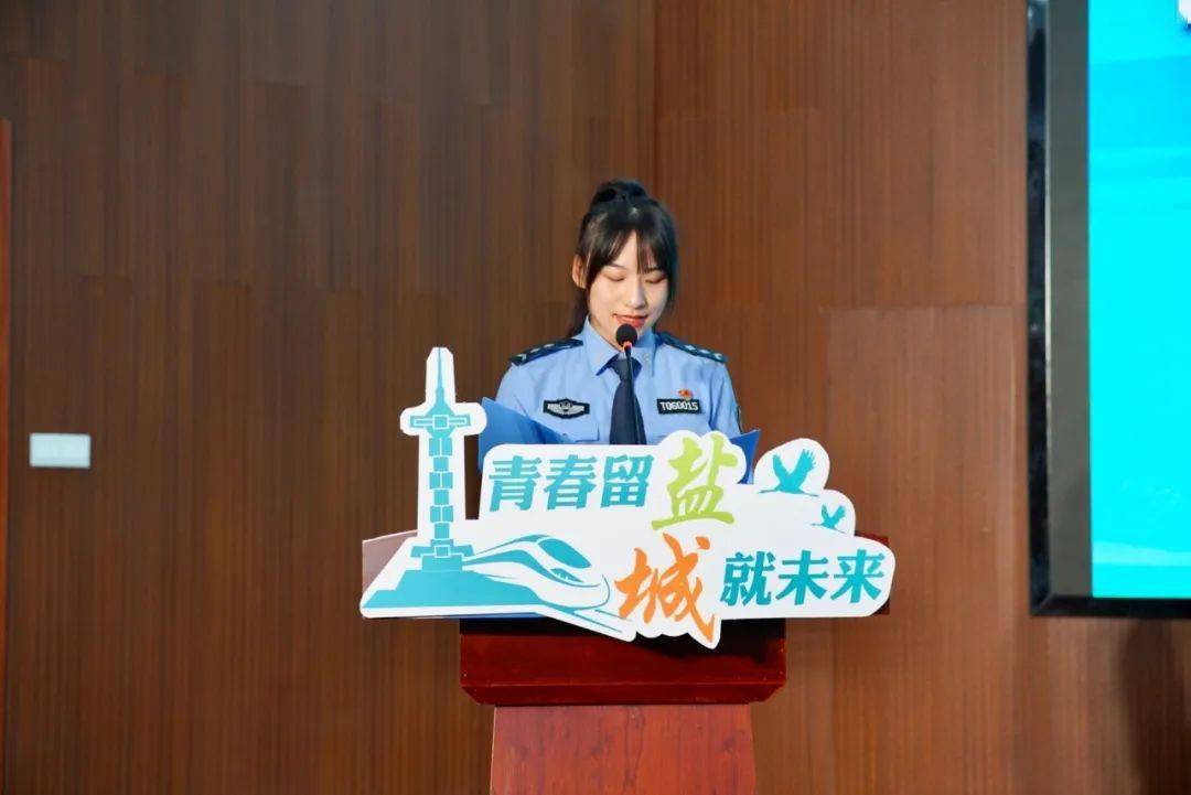 盐城女交警吉丹丹多大图片