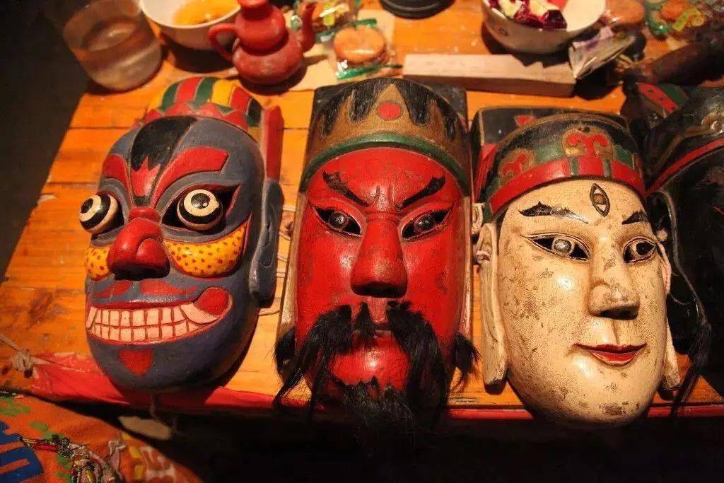 "跳岭头"当天,在喜气洋洋的氛围中,人们杀鸡宰鸭,招待前来"吃岭头"的