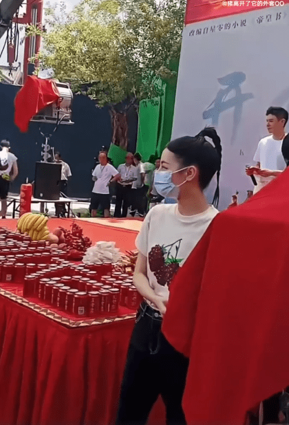 迪丽热巴新剧《安乐传》今日开机 即使戴着口罩也是全场焦点!