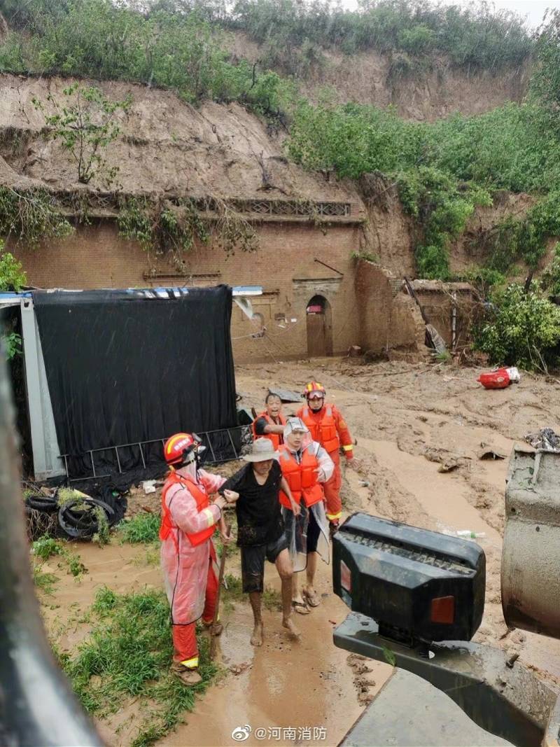 暴雨袭击河南巩义已致1死2失联！市民称路面塌方有车辆陷入