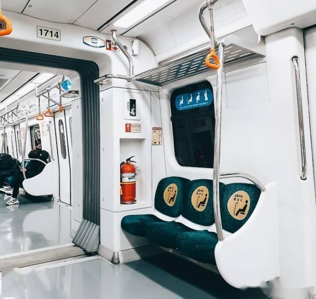 韩国地铁上出现19禁色情诗小女孩放声朗读妈妈尴尬不已