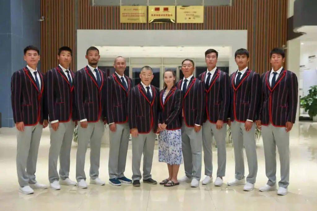网友|东京奥运会中国队“入场服”终于不是番茄炒蛋了！网友：像酒店迎宾服