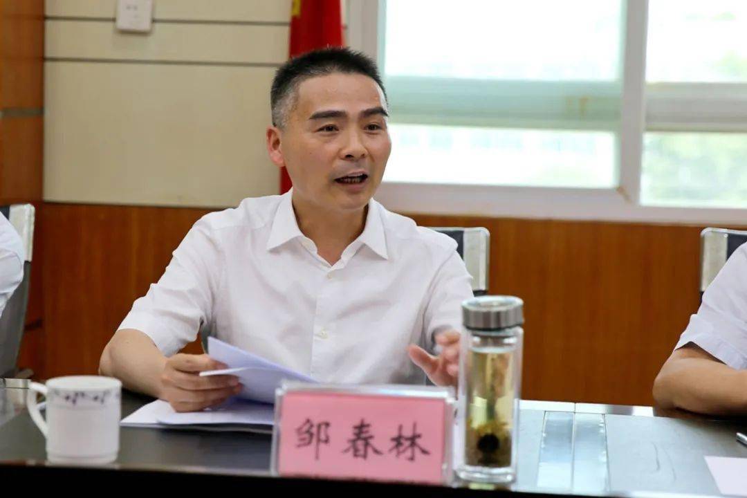 邹春林强调,要充分认识乡村振兴的重要性,紧迫性,认真写好乡村振兴这