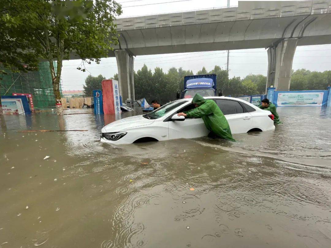 暴雨的许昌,却有一群人泡在水里彻夜没睡…_搜狐汽车_搜狐网