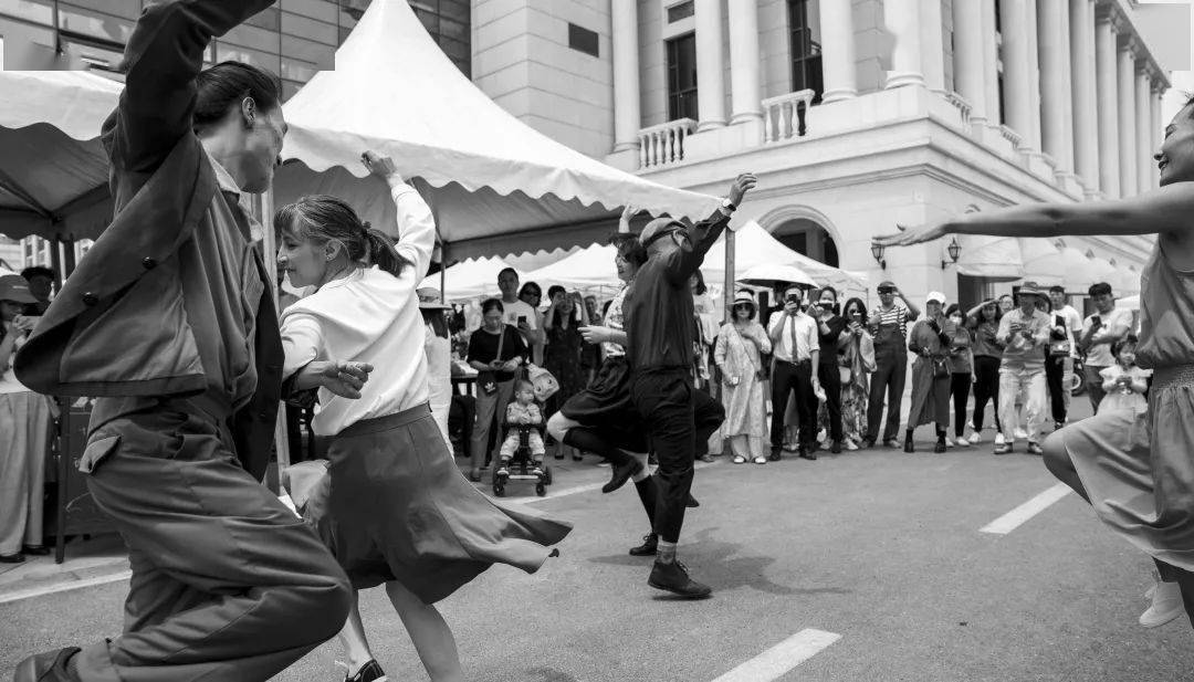 搖擺舞(swing dance),發展於上個世紀20年代,包括:林迪舞(lindy hop)