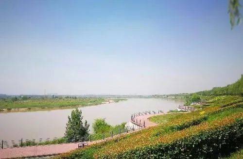 沿着河堤路蜿蜒向西,紫薇湖,草滩公园和渭河城市运动公园