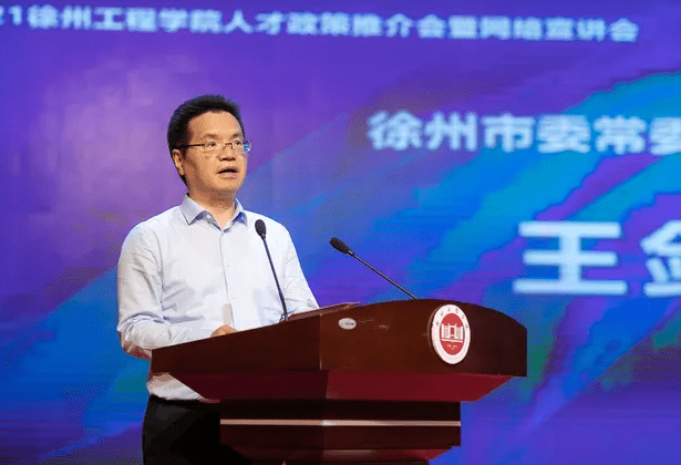 区管委会副主任,2009年调任太仓市委常委,常务副市长,后任太仓市市长