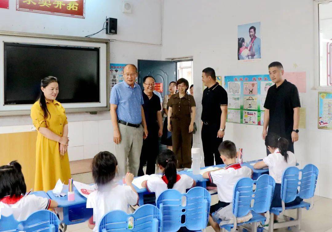 7月18日,长治学院党委副书记马健宏,团委书记杜卓慧一行4人来我县看望