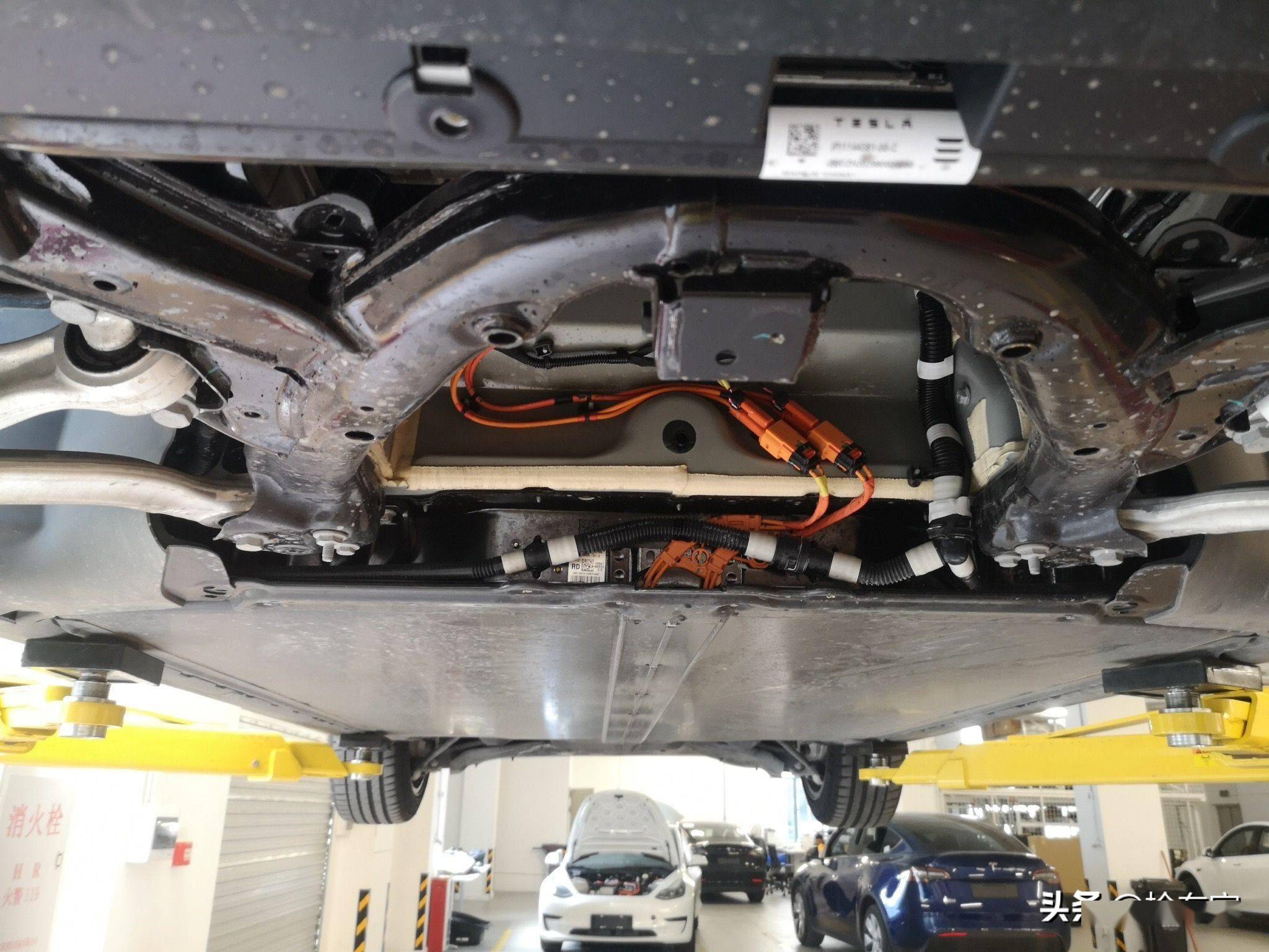 接着我们就要到底盘部分检测了,特斯拉底盘检测也比较麻烦,首先它底盘