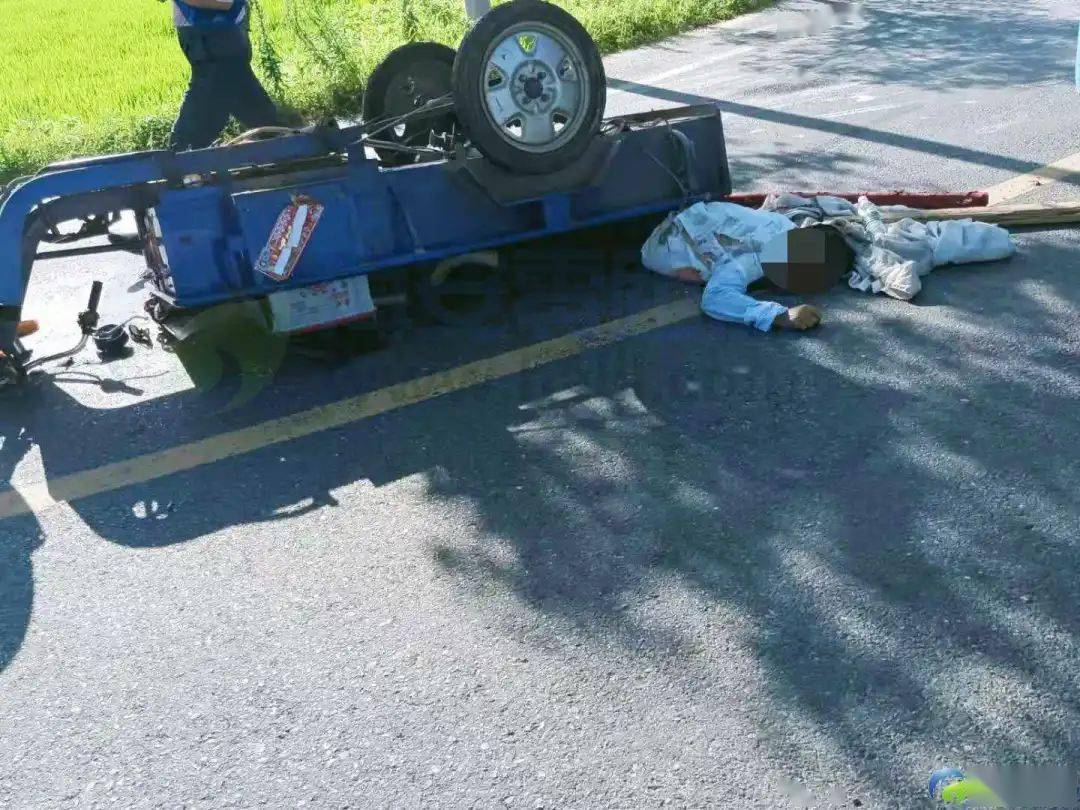 突发海安公交车与三轮车相撞三轮车主当场死亡附视频