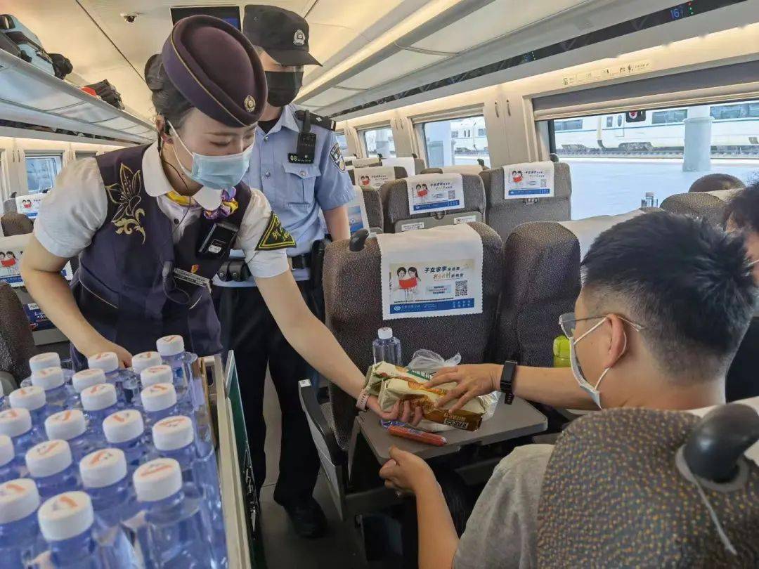 及時向旅客發放並在阜陽西站申請了應急食品列車長和乘務人員積極向