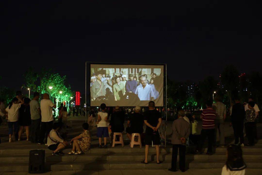 "年轻人们都讲究去看个电影,这个露天影院放映活动非常好,这回我们