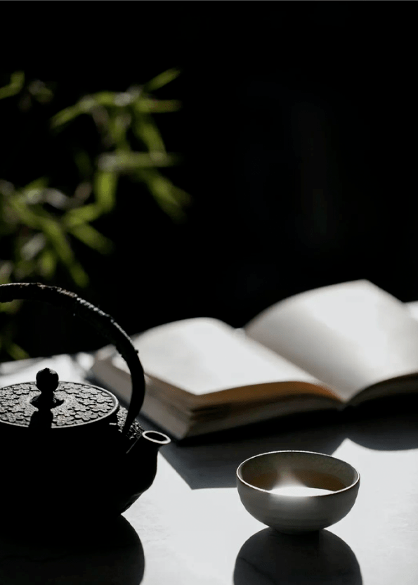 晴日里放歌田野,躬耕自乐,落雨时坐在檐下,品茗读书.