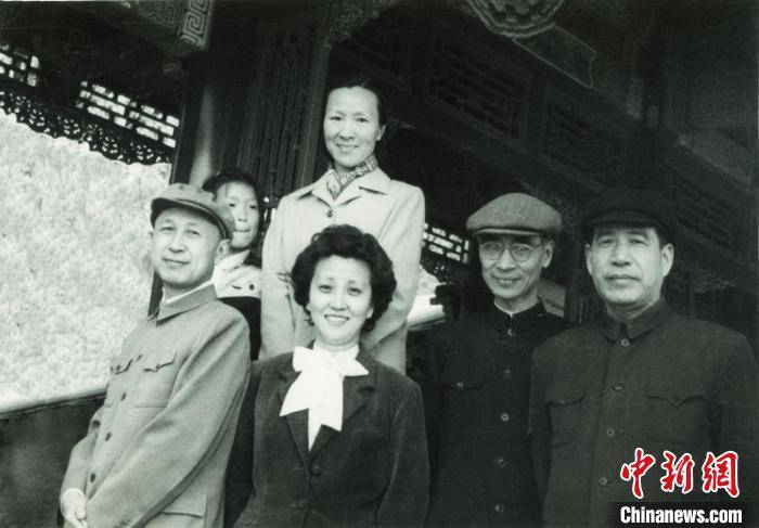 1958年,錢學森(左一)和蔣英(中)與郭永懷(右二)和李佩(中後)夫婦,汪