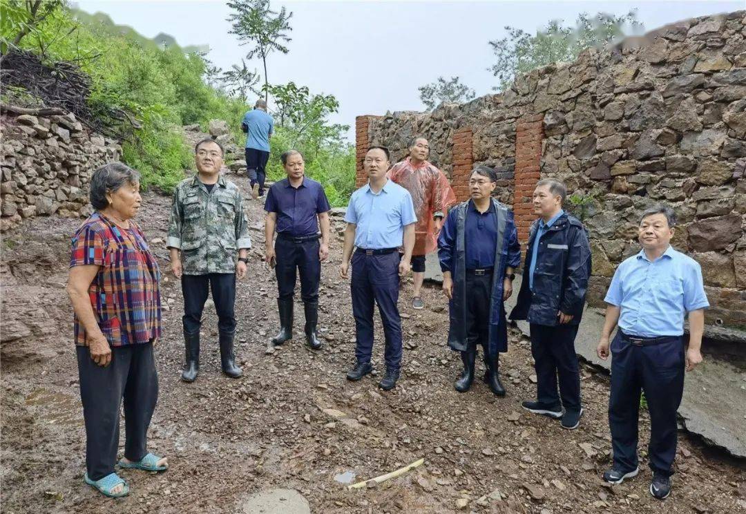 (來源:郟縣電視臺) 王景育強調,要立即疏散地質災害風險點周邊群眾