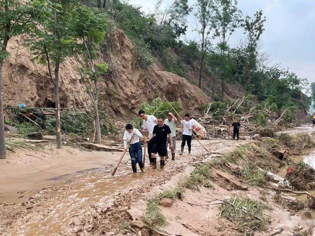 暴雨中，他们蹚积水、报汛情、拍救援......