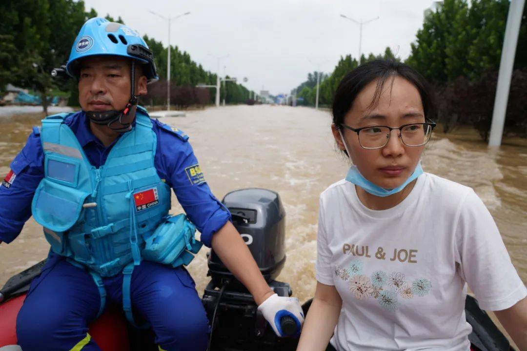 暴雨中，他们蹚积水、报汛情、拍救援......