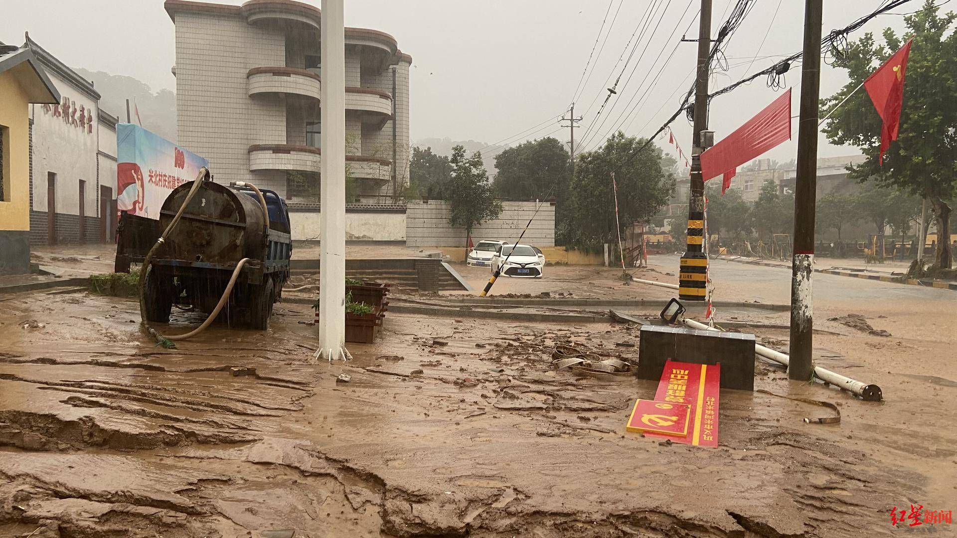 米河镇镇政府附近的群众告诉红星新闻记者,由于此前当地刚遭受洪水