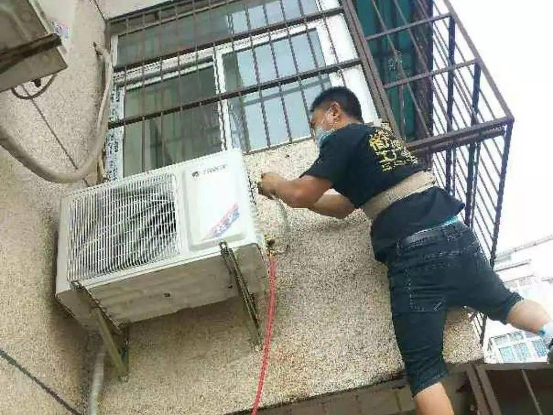 高温下的劳动者空调安装工张磊不畏酷暑送清凉