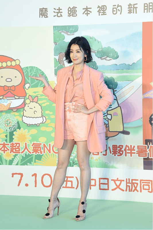 贾静雯穿得也太嫩了全身粉色look真显年轻说30岁都有人信