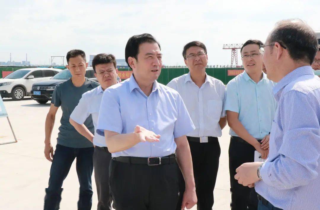 在海洋科技大学园,张恒道先后查看了潍坊职业学院新校区,山东化工职业