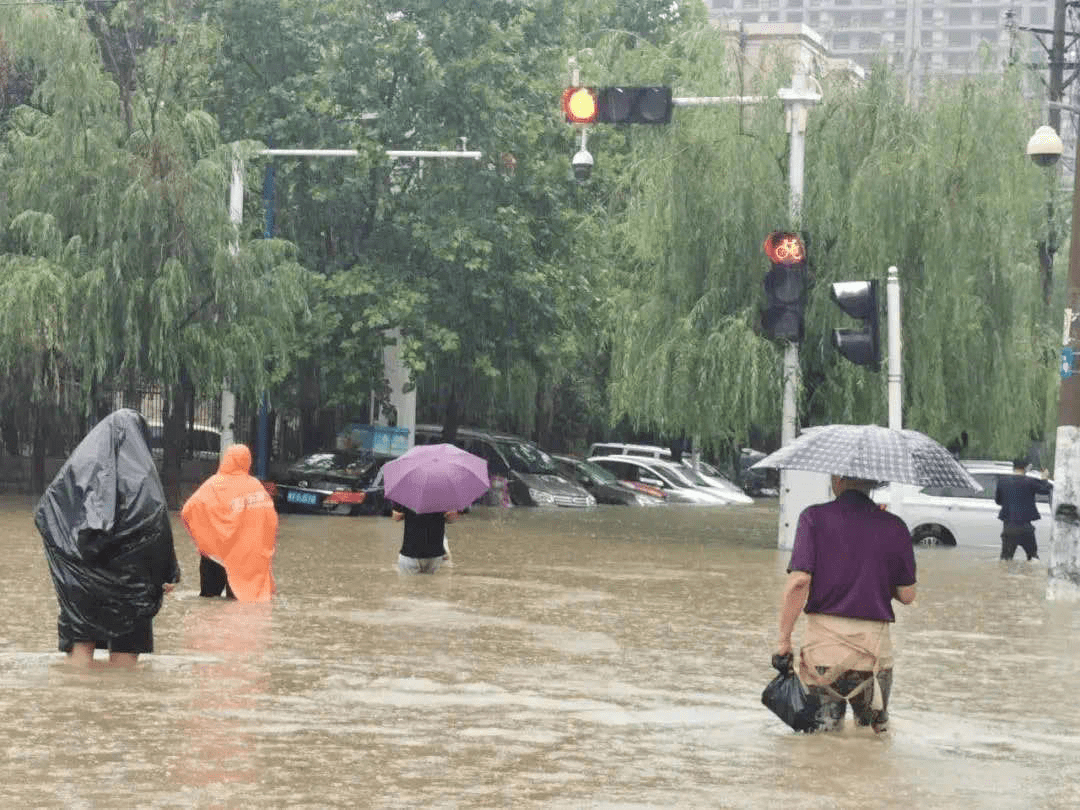 街头实拍！北京突降暴雨(含视频)_手机新浪网