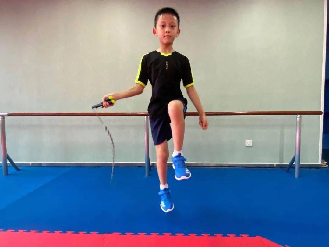 绷脚尖怎么训练 ede0a5eb21af4adea9e8c1393e670427.jpeg