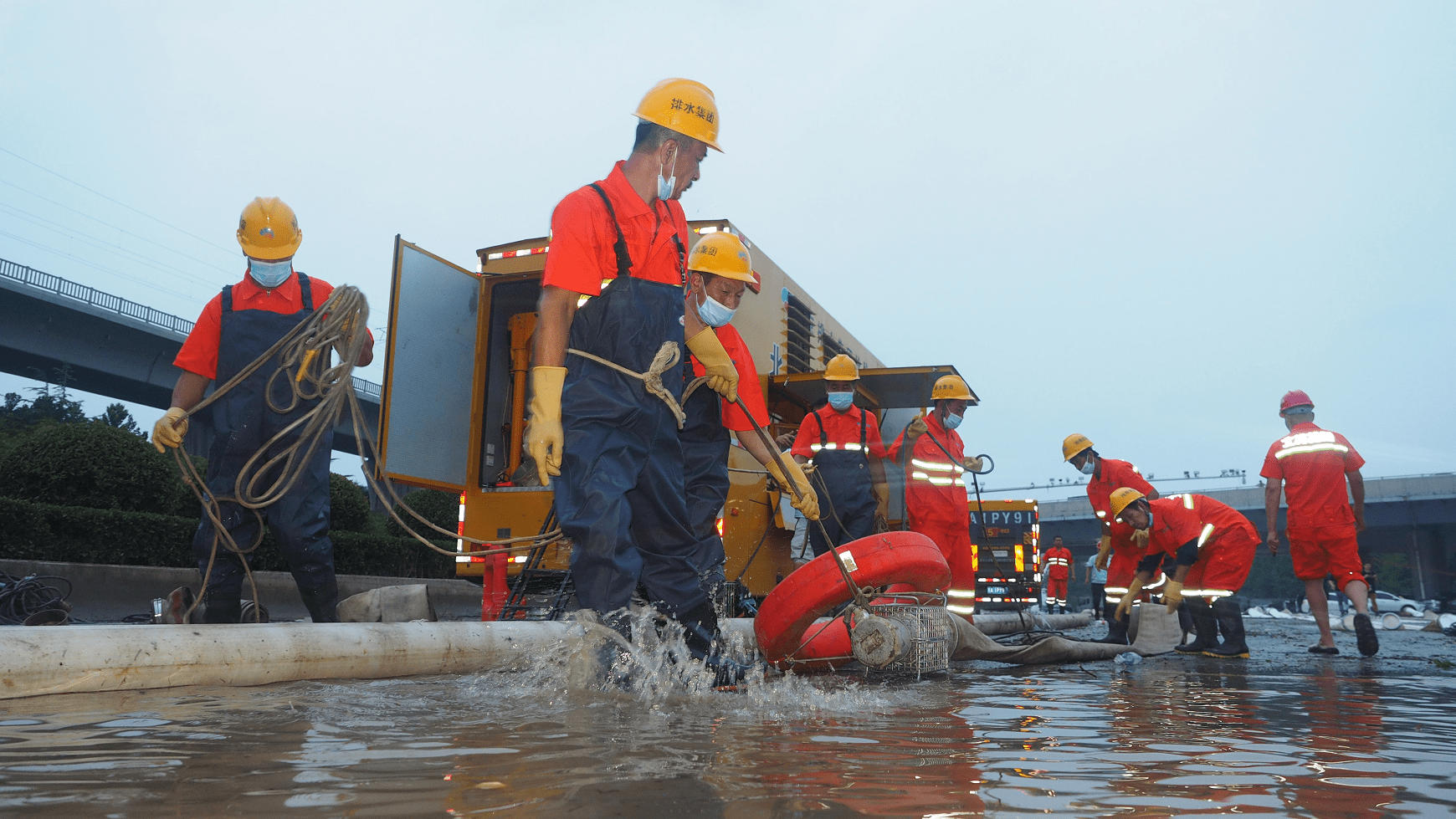 郑州挺住!北京排水集团到了,两台"龙吸水"启动_抢险