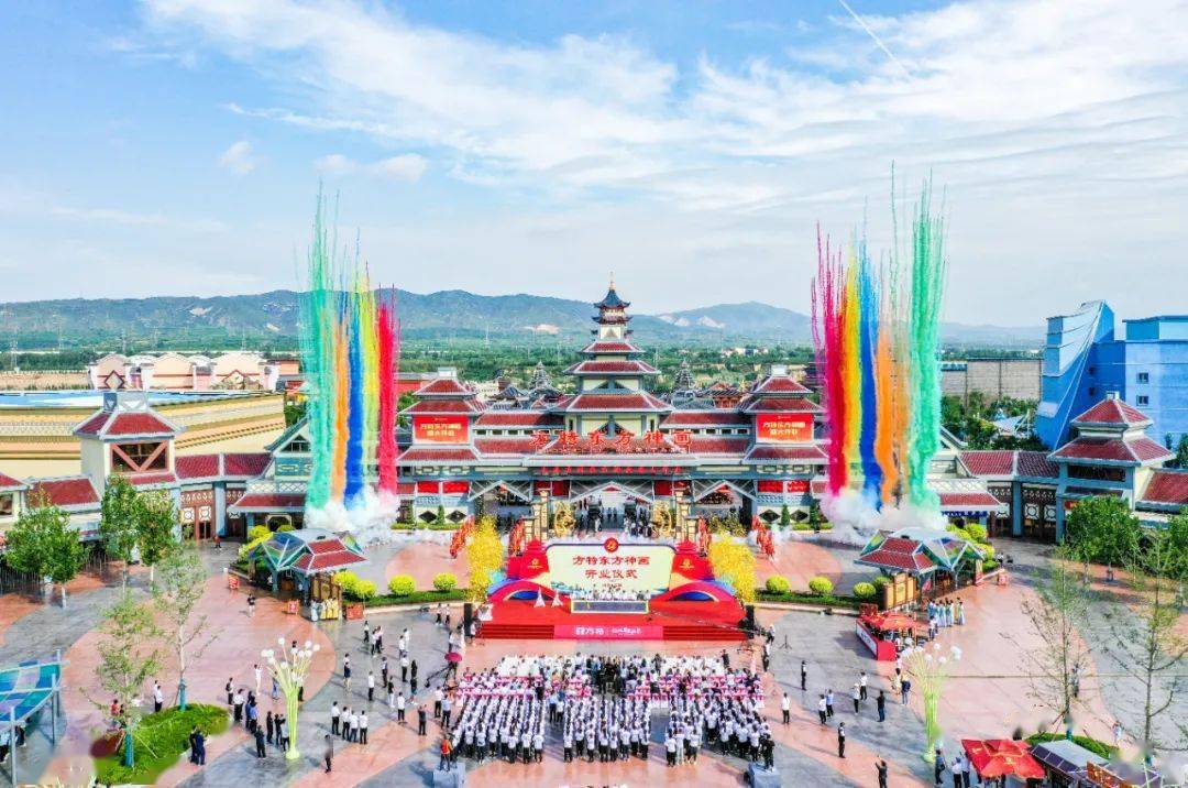太原方特正式开业在众多嘉宾与游客的见证下鼓乐铿锵,绚丽的彩烟在