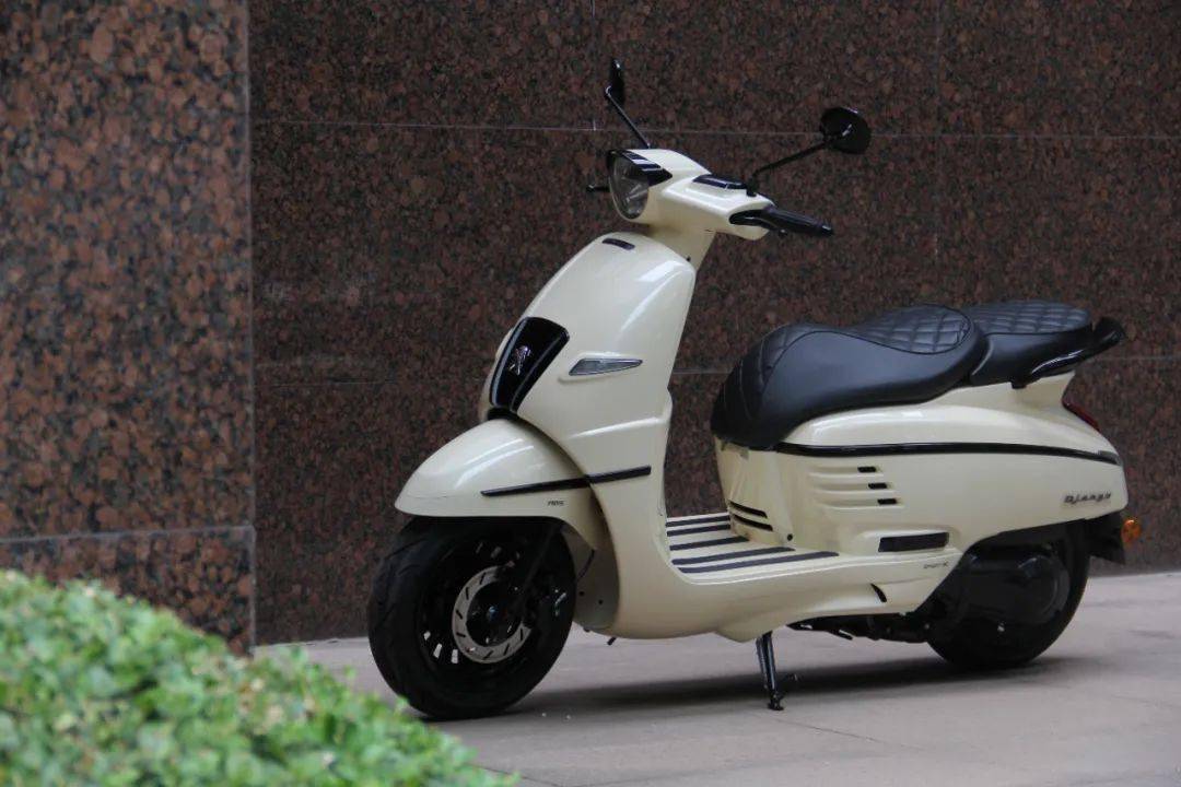 机车网车评姜戈150告别千篇一律的直男踏板