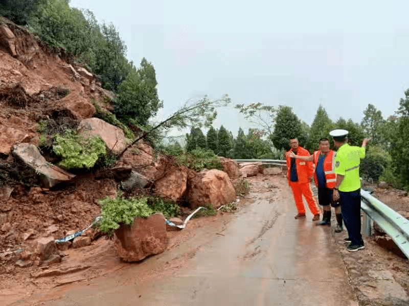 暴雨天阳城公安交警如约而至为你奔赴而来