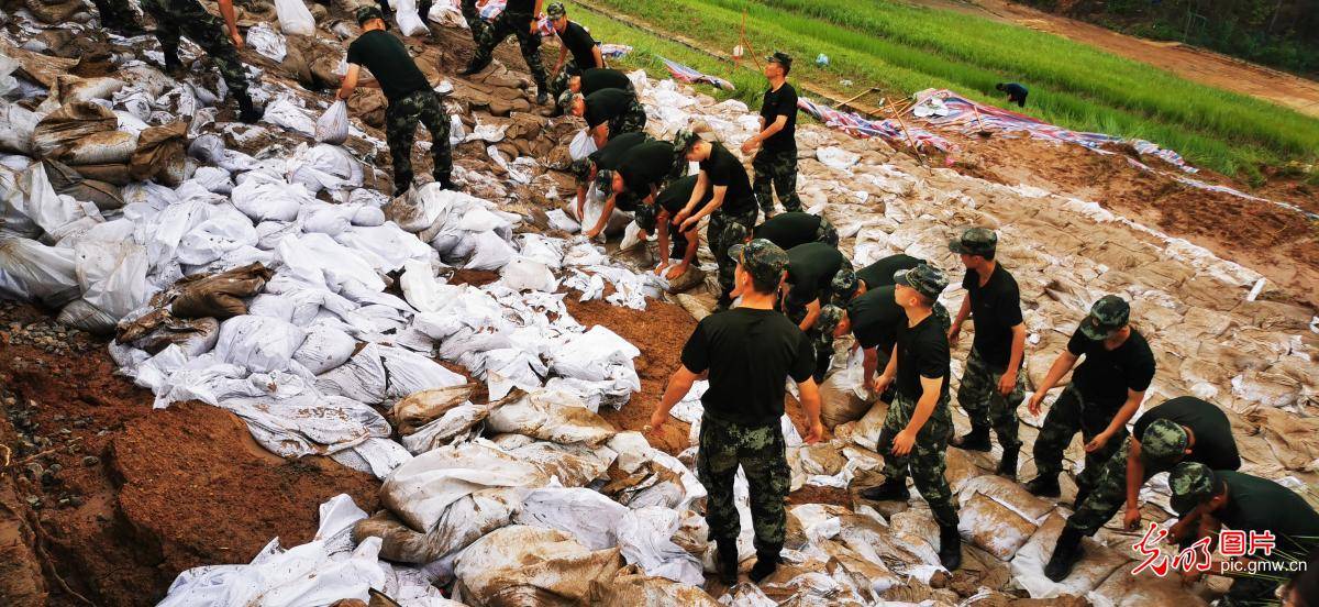 7月22日,郑州早上8点,武警河南总队机动支队官兵在河南新密五星水库