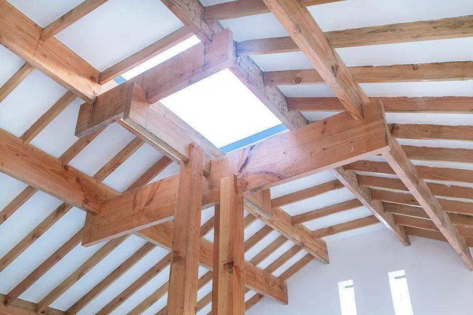 天窗的光线塑形使整个空间如沐暖之气唐徐国