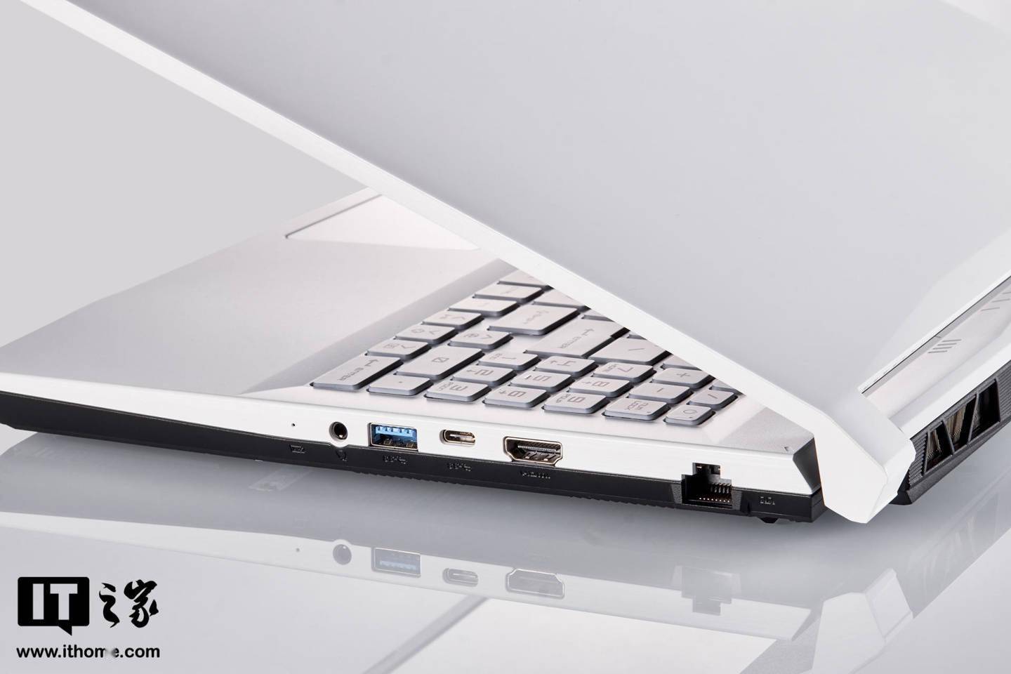 微星侠客刃15游戏本评测少见白色机身畅玩3a大作