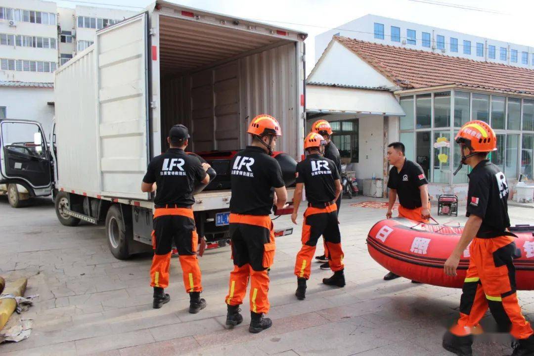 7月22日下午,日照雷锋救援队接到相关通知后,第一时间调集5名具有丰富