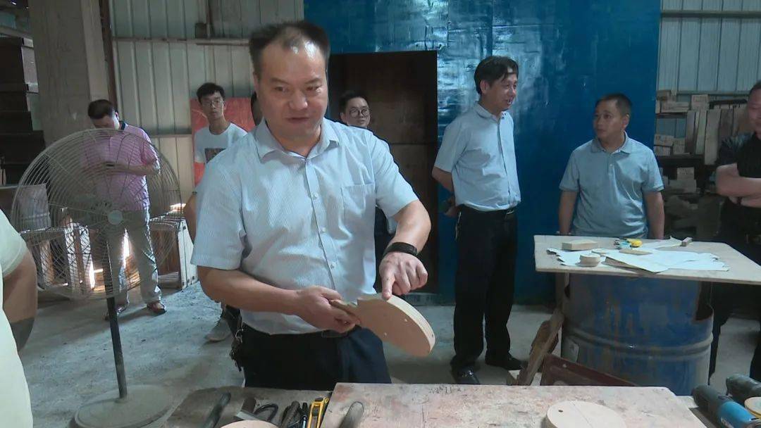 县领导雷衍忠,肖亮,郭庆锋参加调研.