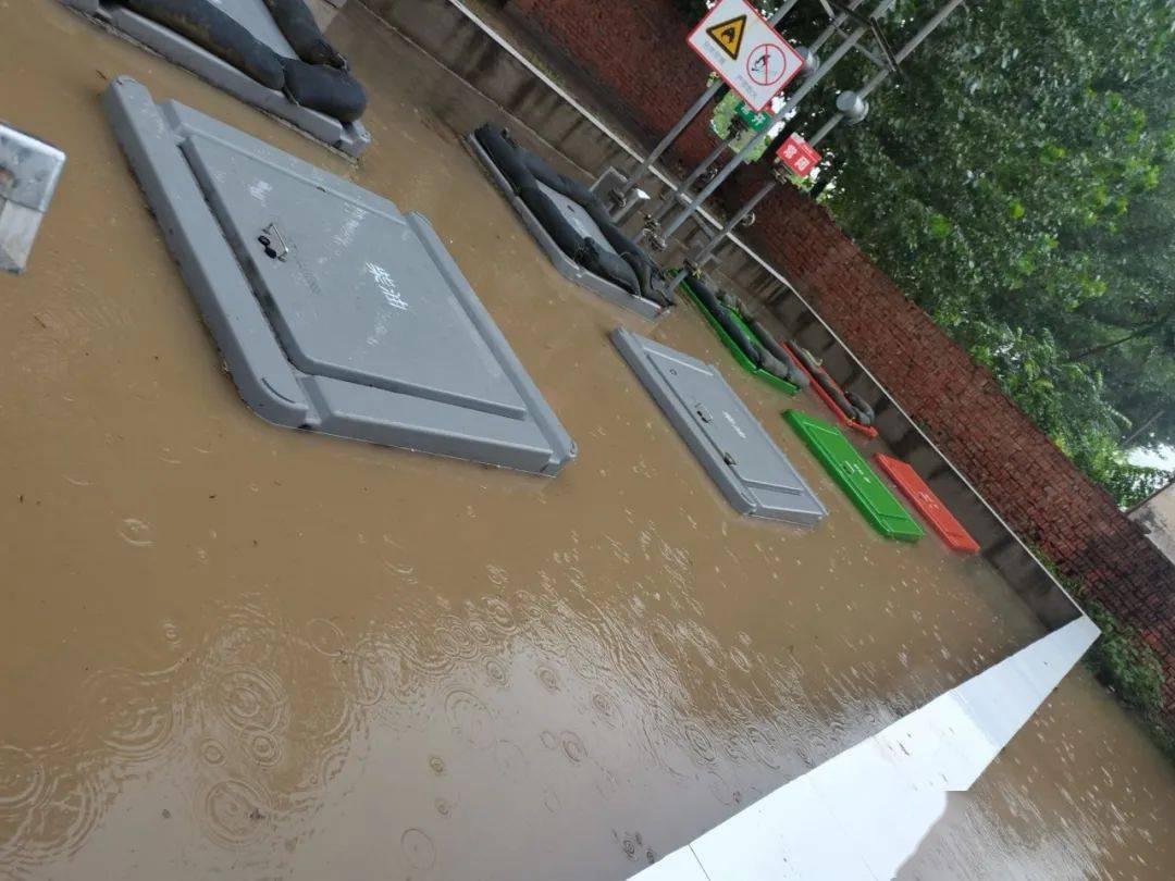 长葛大周站临近双洎河畔,21日晚上由于雨水较大,洪水也逐渐向站内蔓延