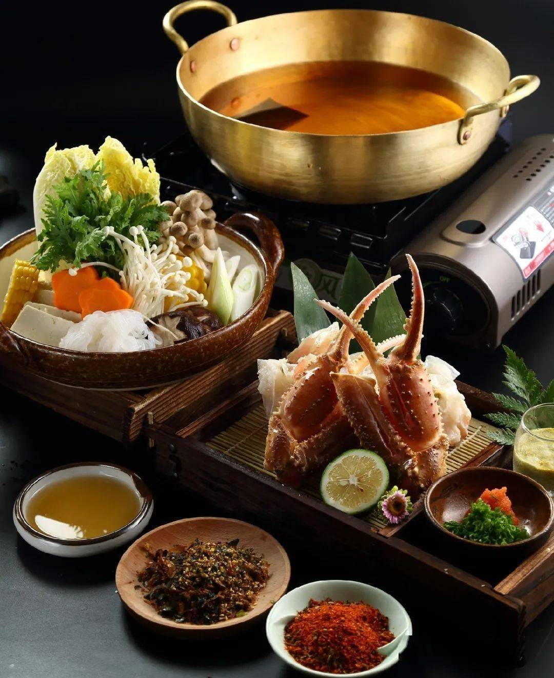 蟹涮锅"雪蟹火锅"让味觉从清淡到丰富,鲜味层层递进按照特定的赏味