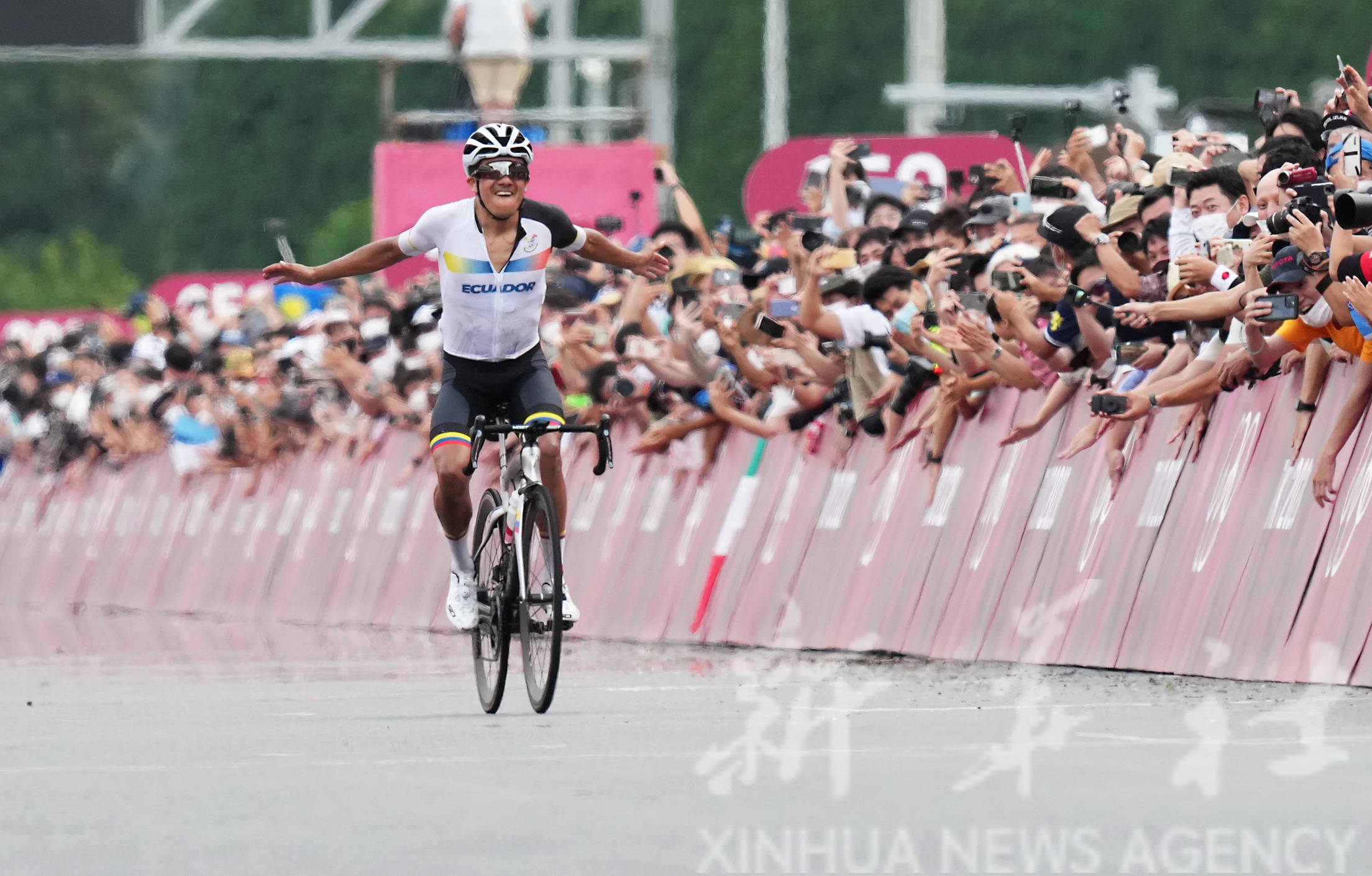 公路自行车——厄瓜多尔选手获男子公路自行车赛冠军