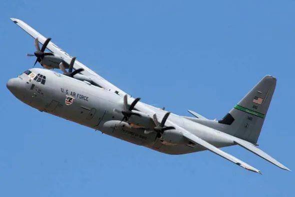美国空军c-130运输机美国空军宣称,从运输机发射远程精确打击弹药的