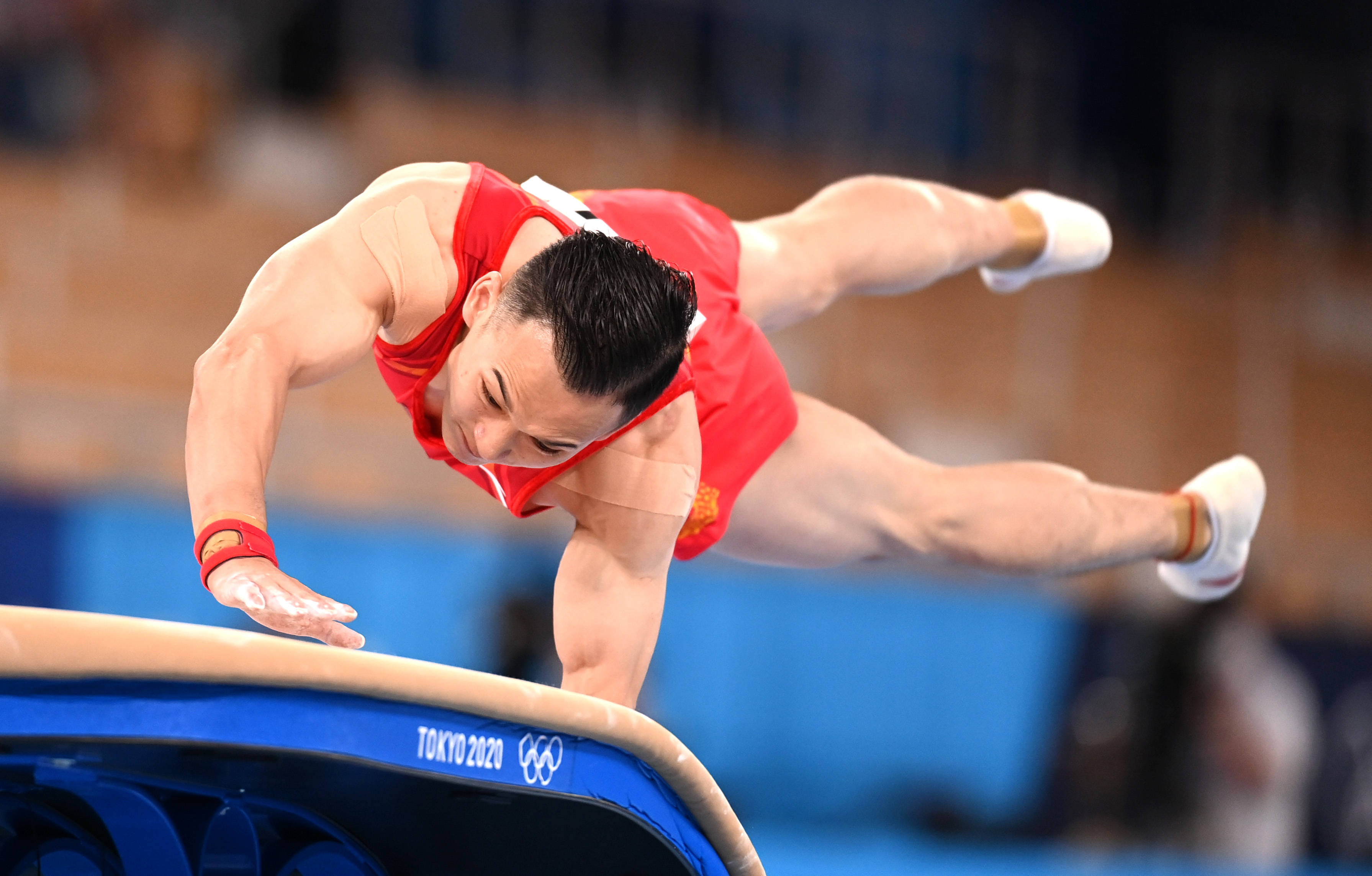 7月24日,中国选手肖若腾在跳马比赛中.