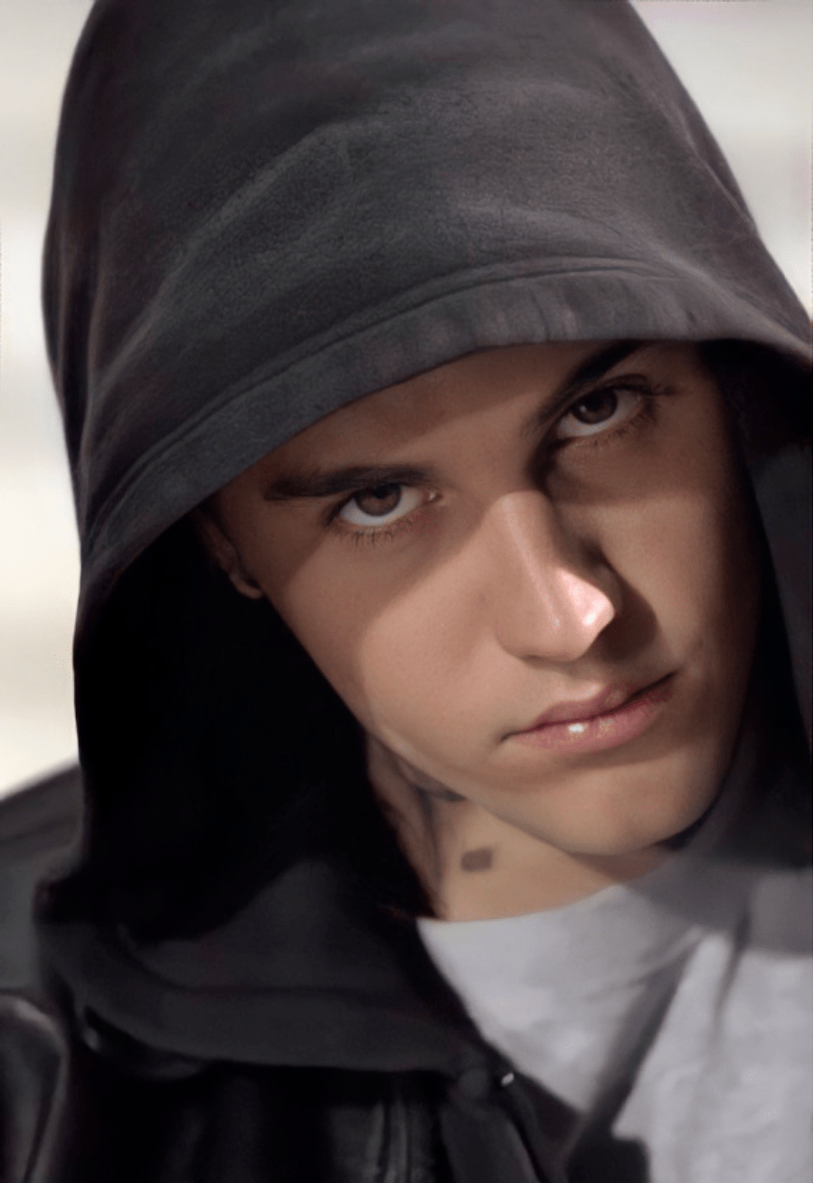 而在专业摄影师的镜头下,justin bieber 的颜值似乎提升了不少,整个人