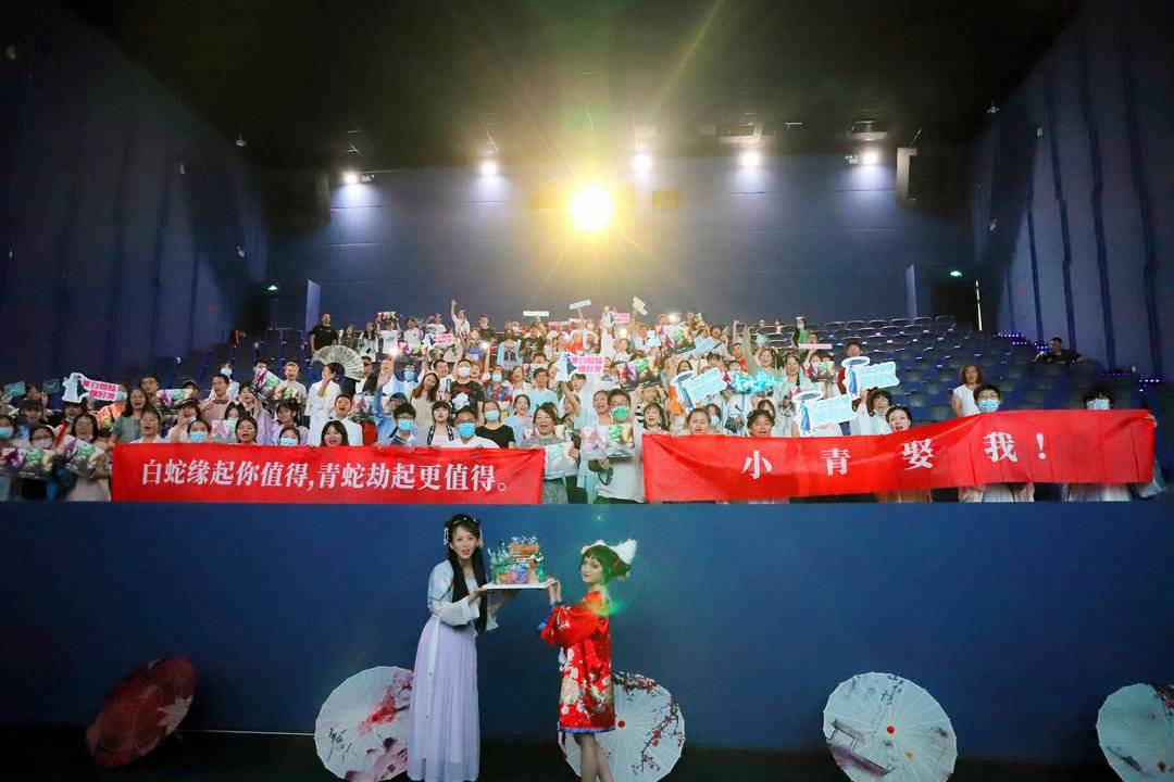 执念|“美强惨”的大女主小青，上映首日狂揽6000万票房